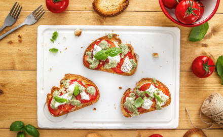 Tartines Tomates Basilic, pesto de courgette et burrata