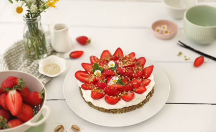 Tarte Crue Chantilly, Fraises & Pistaches