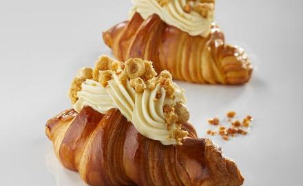 Croissant della domenica al miele di castagno con crema di nocciole e crumble