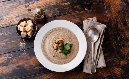 Velouté de cèpes aux noisettes