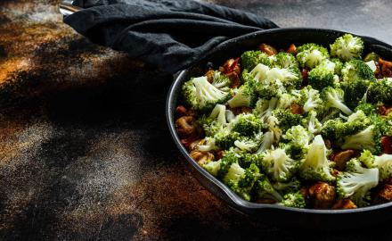 Gratin crémeux de poulet, chou-fleur et brocoli