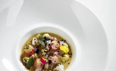 Royal di carciofi, calamari, pistacchio e tartufo nero