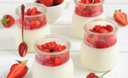 Panna cotta légère à la sauge et aux fraises