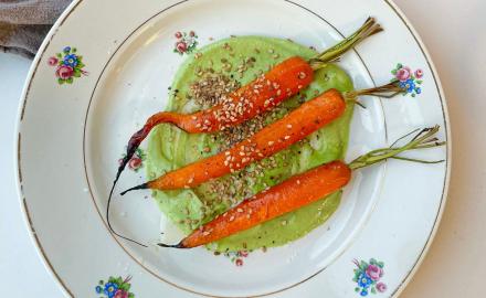 Carottes rôties au miel et crème à la menthe