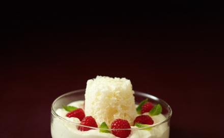 Ecume crémeuse d'amandes, framboises et biscuit "minute"