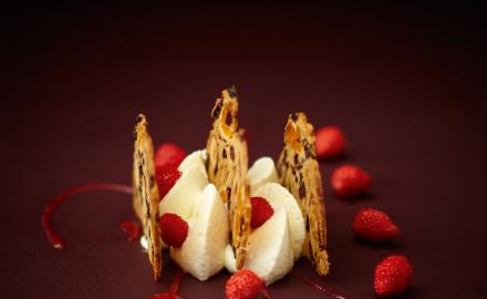 Millefeuile vertical aux fraises des bois, crème à l'ancienne vanillée
