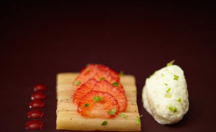 Mara des bois, rhubarbe pochée à la vanille, crème légère au cream cheese