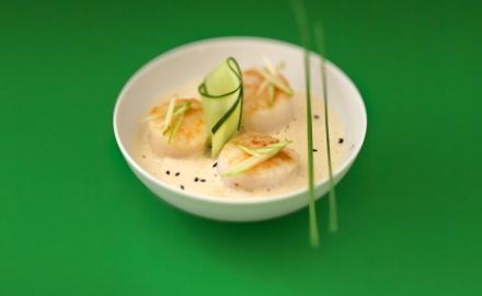 Coquilles Saint Jacques sautées, pommes vertes, concombre et papaye verte, crème mousseuse