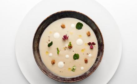 Cream of artichoke soup / Tangy condiment