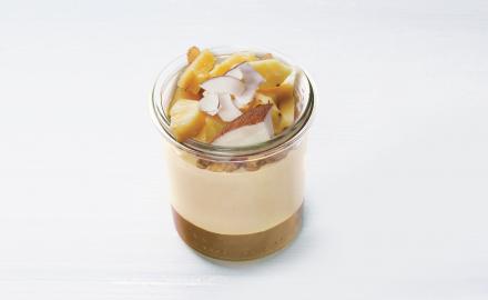 Panna cotta, granola e frutti esotici