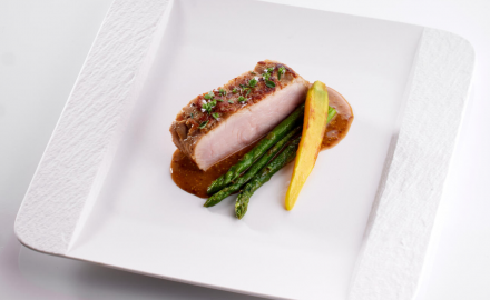 Longe de veau rôtie avec sa sauce acidulée et sa moutarde à l'ancienne