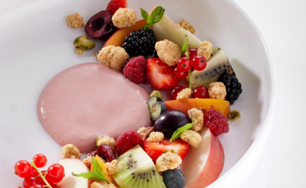 Salade de fruits à la crème aux fraises des bois avec son crumble aux fruits secs