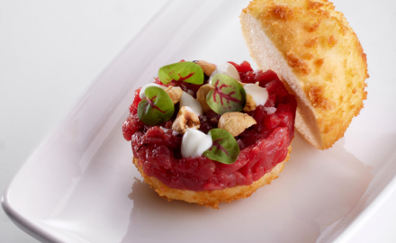 Tartare de boeuf, noisettes torréfiées, Cooking Cream Sour Taste, avec petit pain cuit à la vapeur et frit