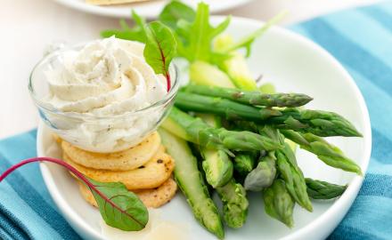 Crème chantilly de parmesan poivrée et asperges vapeur