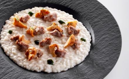 Risotto mantecato al Sour Taste e Cream Cheese con crema di ortiche, salamella e finferli