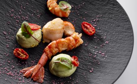 Capasanta e gamberi alla plancia con spuma di avocado e pomodori semi disidratati