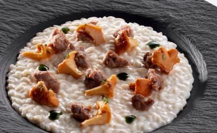 RISOTTO CRÈME ONCTUEUSE, CREAM CHEESE, CRÈME D'ORTIES, SALAMELLA ET GIROLLES