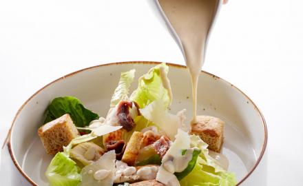 SALADE CÉSAR AU POULET, PARMESAN ET CROÛTONS AVEC SA SAUCE ACIDULÉE