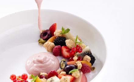 SALADE DE FRUITS À LA CRÈME, FRAISES DES BOIS ET CRUMBLE AUX FRUITS SECS