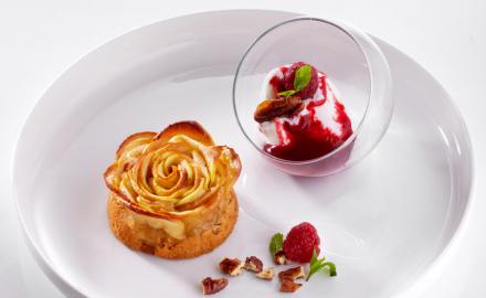 TARTELETTE POMMES, PÉCAN, POIVRE SAUVAGE AVEC SA GLACE FLEUR DE LAIT ET FRAMBOISE
