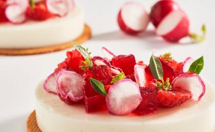 Panna cotta alle mandorle con gelatina alla rosa, lamponi e ravanelli