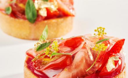 Tartelletta alle fragole e pomodori ciliegini canditi