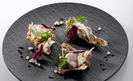 Cremoso di baccalà e zenzero al sour taste con cialda di polenta e cipolla rossa caramellata