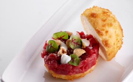 Tartare di manzo, nocciole tostate, Cooking Cream Sour Taste e panino al vapore fritto