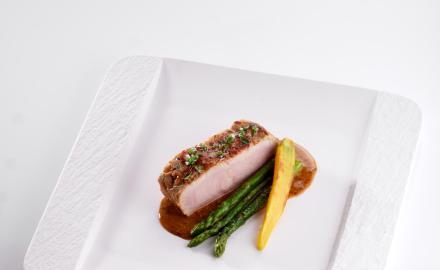LONGE DE VEAU RÔTIE AVEC SA SAUCE ACIDULÉE ET SA MOUTARDE À L'ANCIENNE