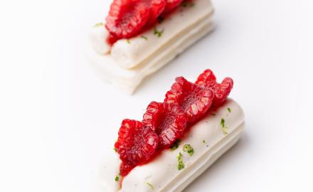 Pavlova deliziosa alle fragole e lamponi