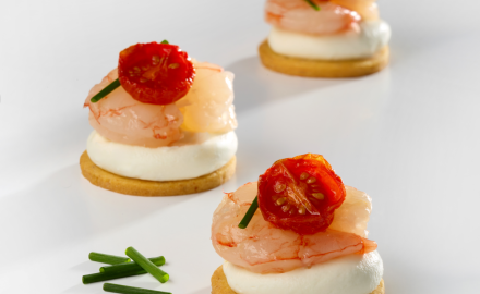 Biscotto all'erba cipollina con cream cheese, gambero e pomodorino confit