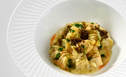 Fusilloro con salsa di sugarello arrosto, caviale, granciporro e ginepro