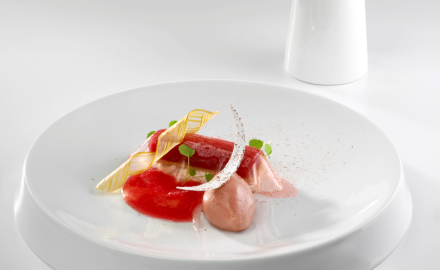 Rabarbaro con riso al latte, citronella, sorbetto di rabarbaro e shiso