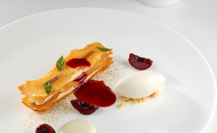 Millefoglie alla vaniglia, ciliegia, verbena e gelato al pepe