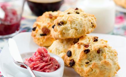 Scones aux raisins et beurre de fruits