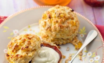 Scones muesli à la crème et confiture de figues