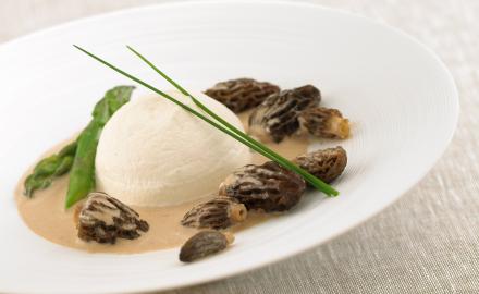 Crème de morilles, émulsion fumée et pointes d'asperges