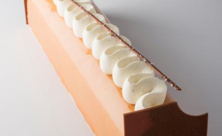 Bûche pomme sirop d'érable, crème brûlée et mousse noisette