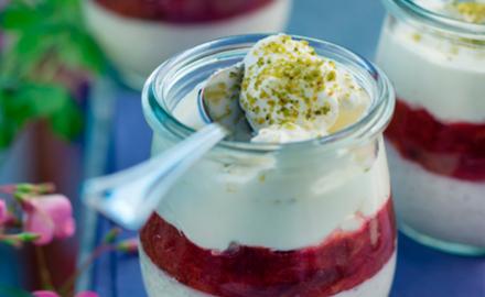 Riz au lait, compote de pruneaux et nuage de crème