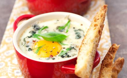 Oeufs cocotte au roquefort et à la bechamel