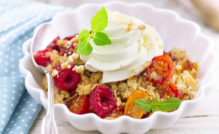 Crumble framboises, tomates et crème basilic citron