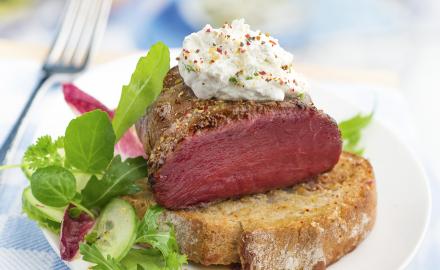 Filet de bœuf et sa crème chantilly poivrée