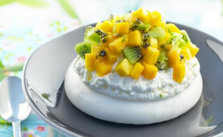 Pavlova exotique à la mangue, kiwi, citron vert & fruits de la passion