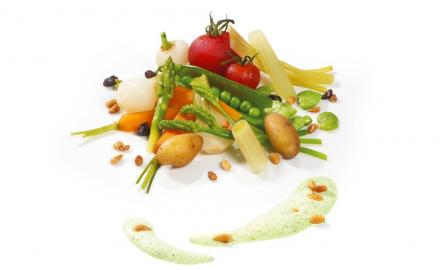 Assiette de légumes d'été & crème de persil plat