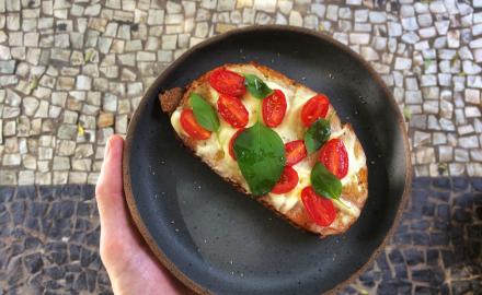Bruschettas de tomates cerises au basilic