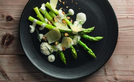 Asperges vertes, crème aux herbes, copeaux de comté et noix