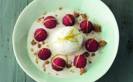 Nage de framboises au lait d'amande, espuma d'orgeat