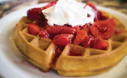 Fraises à la crème au mascarpone et gaufre Liègeoise