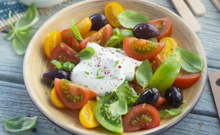 Salade de tomates et sa crème légère citronnée