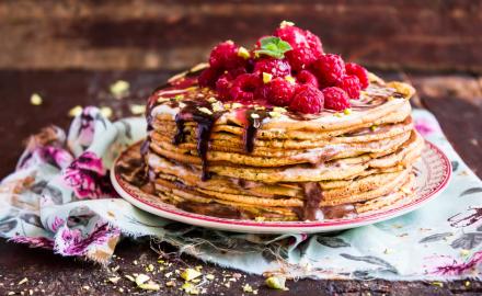 Gâteau de crêpes à la framboise et chocolat noir